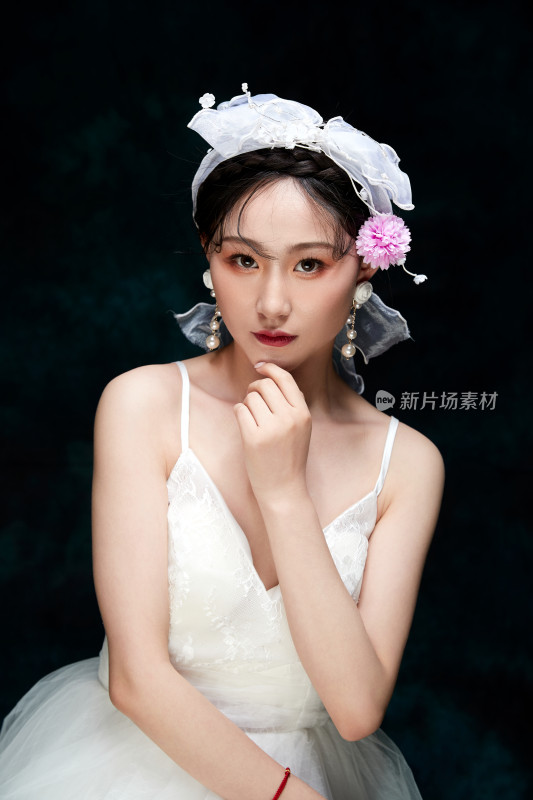 黑色背景下的女性复古婚纱妆面