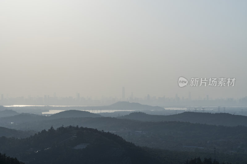 群山环绕中的城市远景朦胧风光