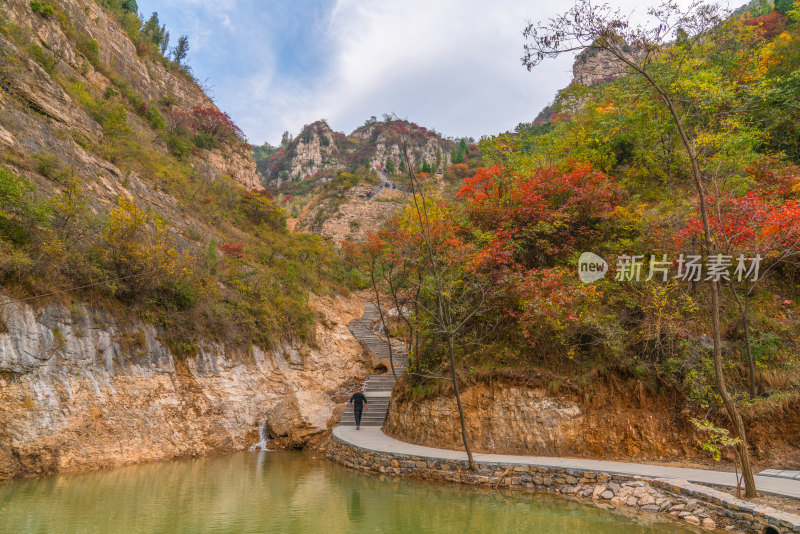 山东淄博潭溪山大裂谷地质公园秋景