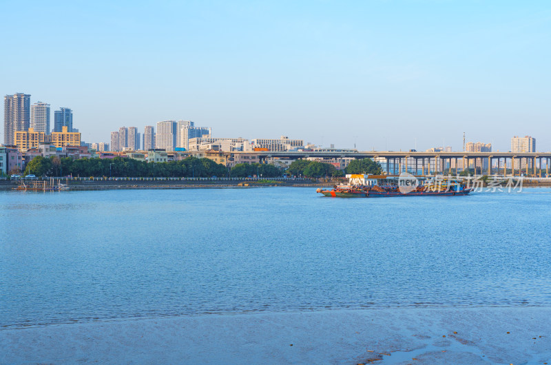 广州番禺南浦珠江货船与滨江城市风光