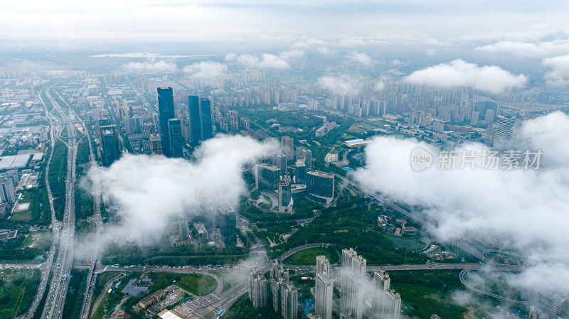 云雾中城市建筑航拍全景