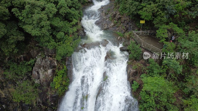 “东莞第一瀑”黄茅田瀑布雨后水量充沛