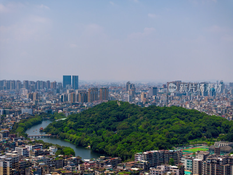 航拍夏季白天广东潮州葫芦山与城市全景风光