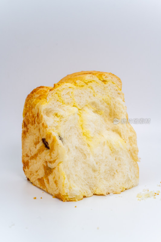 白色背景下美味的椰蓉吐司面包