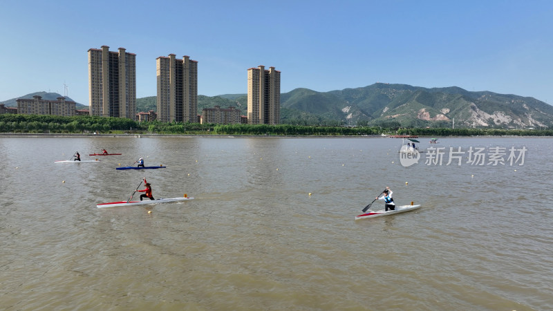 河南省宜阳县洛河上皮划艇比赛激烈进行
