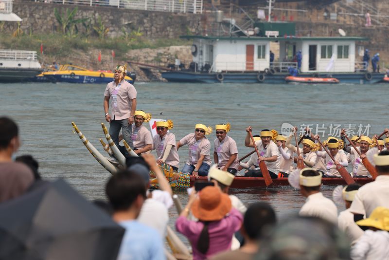 云南西双版纳泼水节赛龙舟