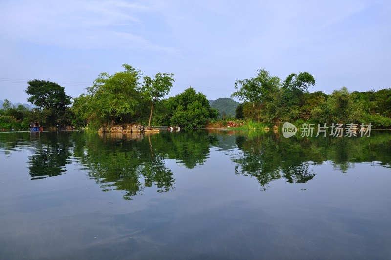 桂林世外桃源景区河水两岸树木和建筑民居