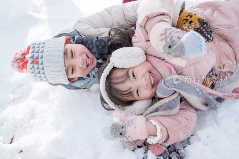 两个小朋友在雪地里玩耍