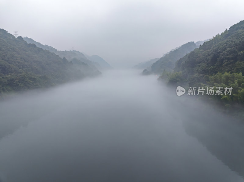 湖南郴州小东江晨雾小船薄雾笼罩下宁静之美