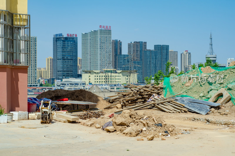 城市中堆满建筑材料的工地