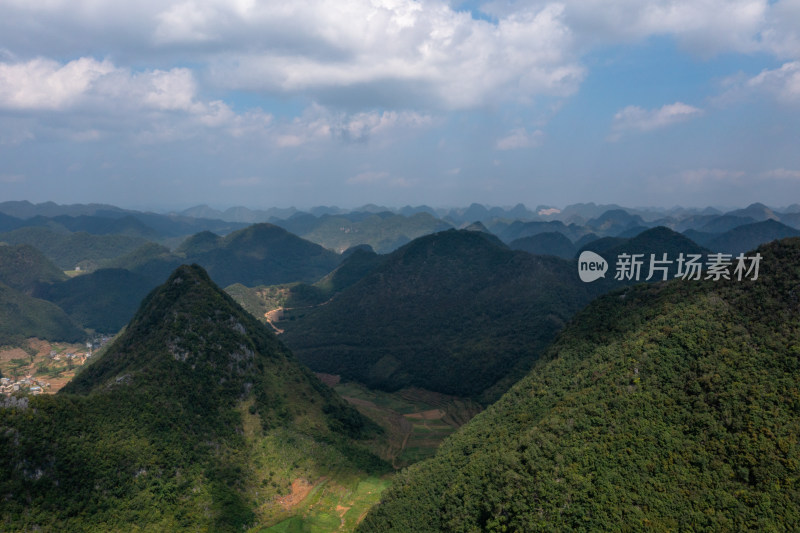 山脉 山峰 山峦 云雾缭绕的山峰