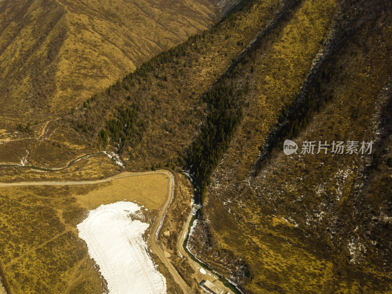 航拍冬季的森林滑雪场