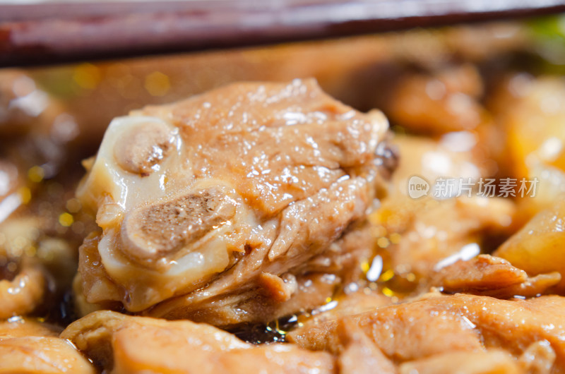 用香料炖鸡肉肉块的近景特写