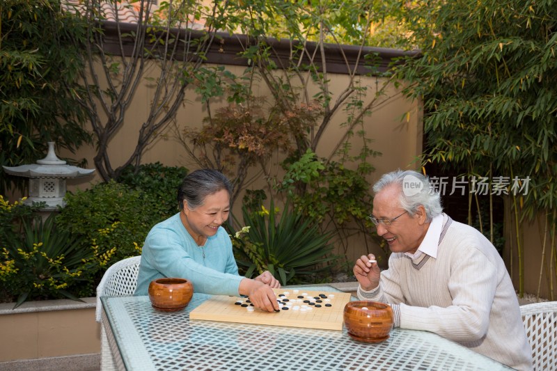 老年夫妻在院子里下棋