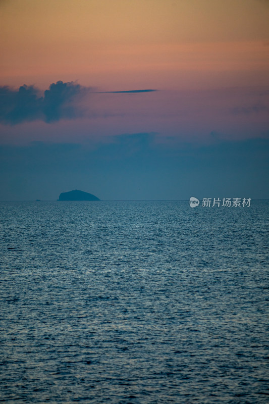 山东烟台东山栈桥海上日出前的朝霞景观