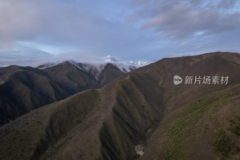 四川甘孜州高原上木居村庄山谷航拍