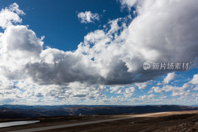 四川甘孜康定机场与远处的群山