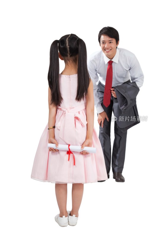 棚拍商务装年轻父亲,穿裙子的小女孩拿着奖状