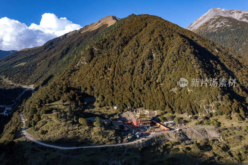 四川阿坝州党岭村高原峡谷秋色高空航拍