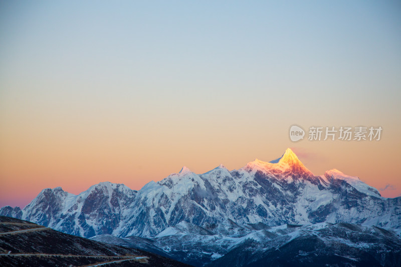 西藏林芝雪景南迦巴瓦峰日照金山雪山夕阳