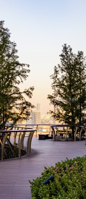 城市观景平台绿植与建筑景观