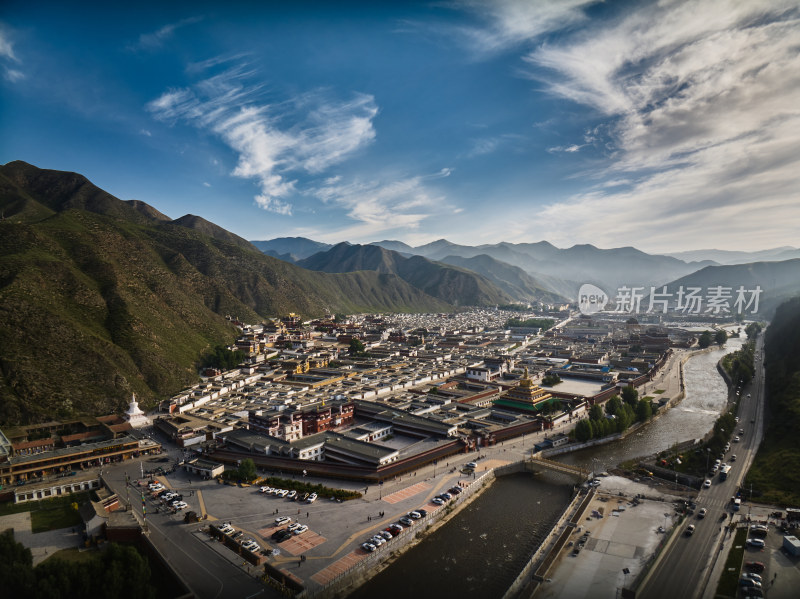 群山下的寺院