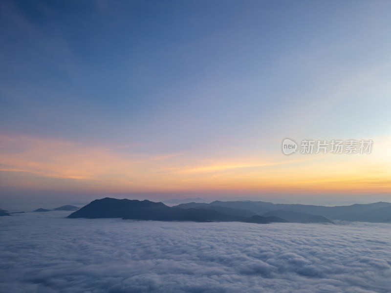 航拍云海之上的山峦