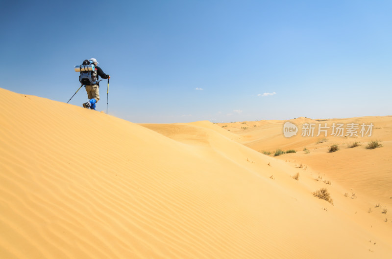 沙漠中徒步