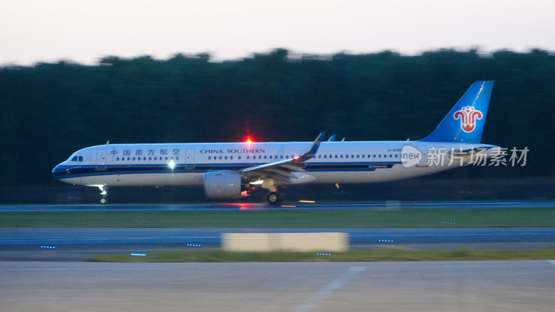 中国南方航空飞机跑道起飞瞬间