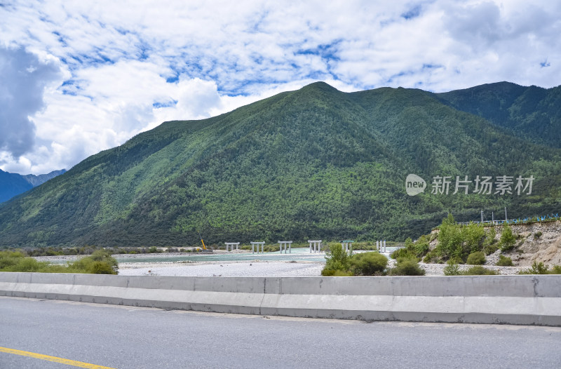 西藏林芝地区318国道川藏公路沿途河流山脉