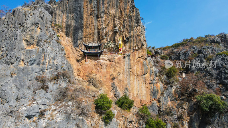 悬崖峭壁上的千年古佛大理宾川观音箐悬空寺