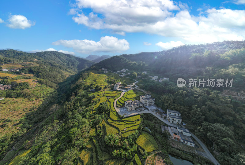 山间村庄与梯田的美丽航拍全景