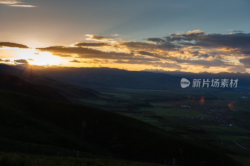 阿坝山脉日落晚霞