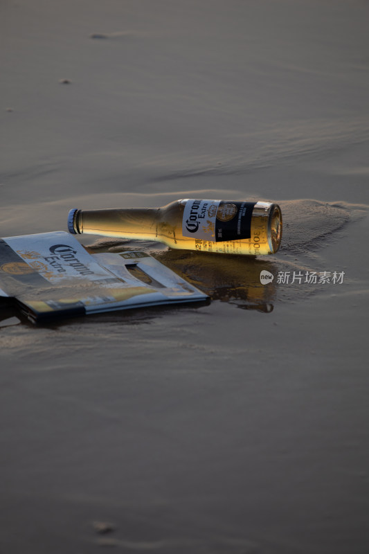 山东青岛石老人风景区海边海滩上的漂流瓶