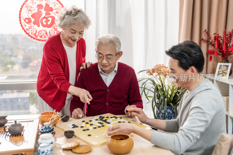 快乐的家庭喝茶下围棋