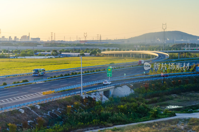 黄昏下的立交桥