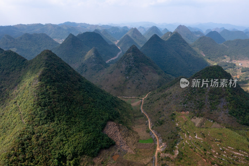 山脉 山峰 山峦 云雾缭绕的山峰