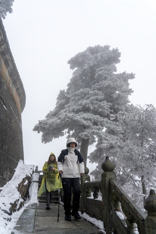 湖北武当山景区金顶冬季大雪登山游客