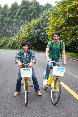 年轻大学生在校园里骑车