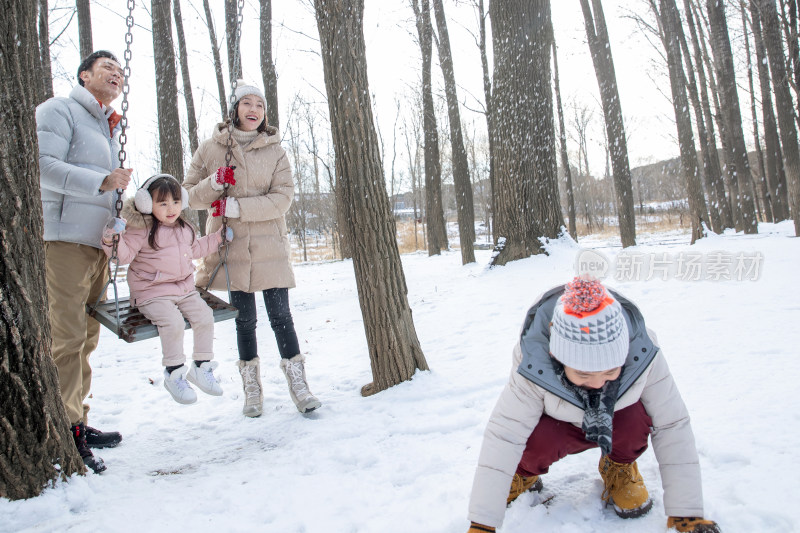 快乐家庭在雪地里玩耍