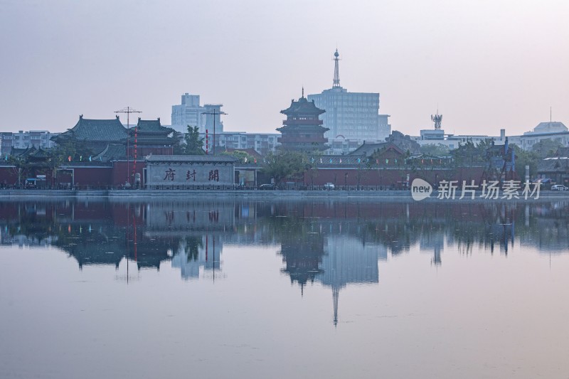 开封府包公湖水边古建筑与城市天际线倒影