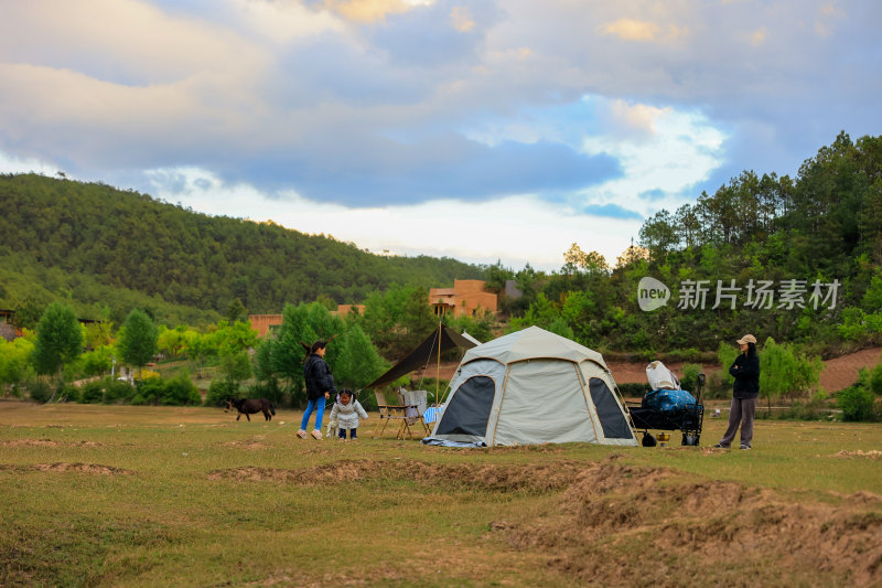 户外草地山林间露营场景