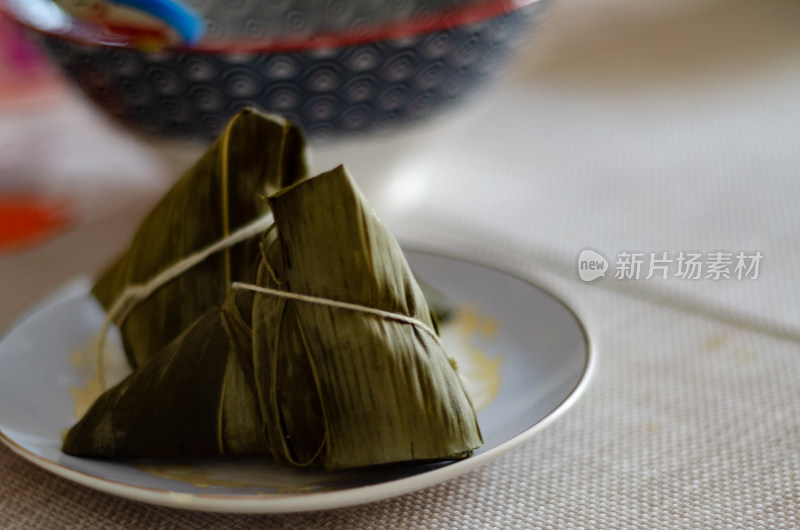 盘子里两个中国端午节传统美食粽子特写