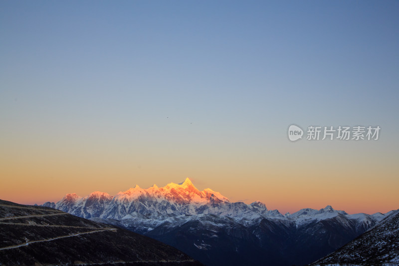 西藏林芝雪景南迦巴瓦峰日照金山雪山夕阳