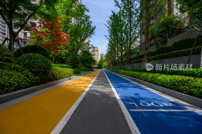 夏季白天商业住宅园区内的彩色道路