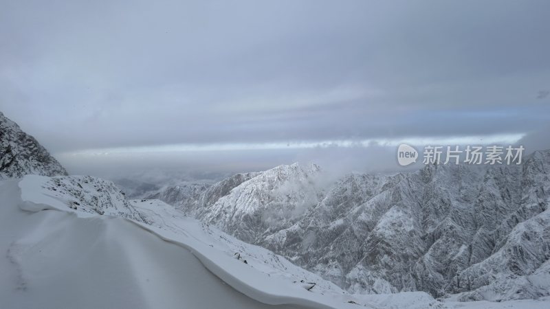 雪山雪景山峰天空自然风景