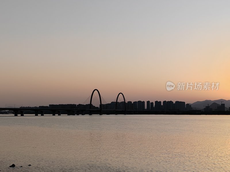 江上大桥与城市建筑的夕阳剪影