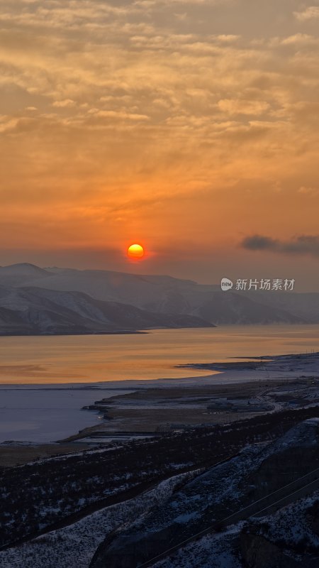 夕阳下的山川湖景