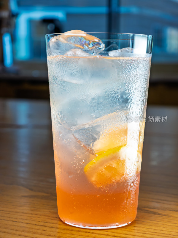 冰镇橙色气泡饮品