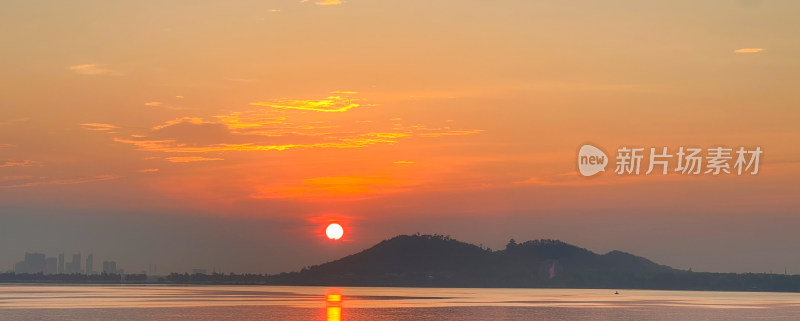 海上升起一轮红日